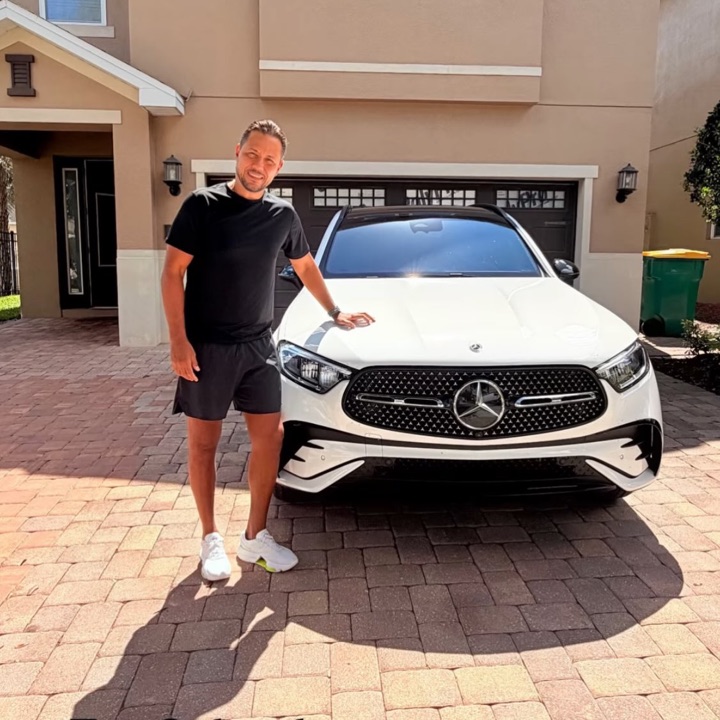 Diego Alves ao lado de um Mercedes-Benz GLC da AZ Car Rental