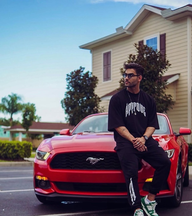 EME ao lado de um Ford Mustang da AZ Car Rental