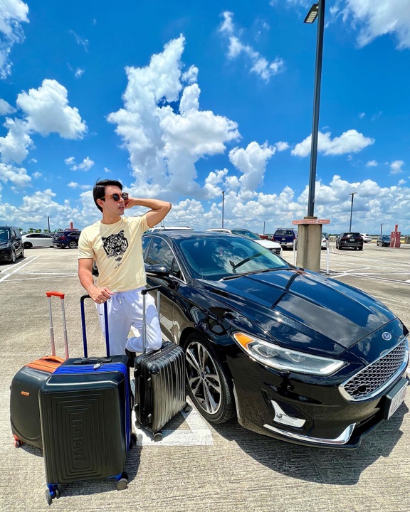Marco Túlio Davi ao lado de um Ford Fusion da AZ Car Rental