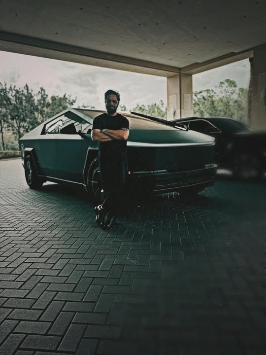 Vilela Rogério ao lado de um Tesla Cybertruck da AZ Car Rental